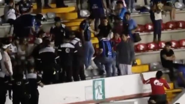 Caos entre aficionados y seguridad en La Corregidora